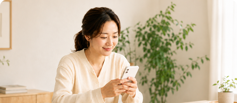 학부모가 수업 소식을 확인하는 모습